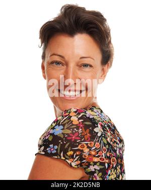 Vieillissement avec élégance. Belle femme plus âgée souriant avec assurance au-dessus de son épaule, isolée sur blanc - copyspace. Banque D'Images