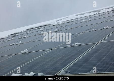 Panneaux solaires sur la cabane de ski avec neige en Autriche. Europe Banque D'Images
