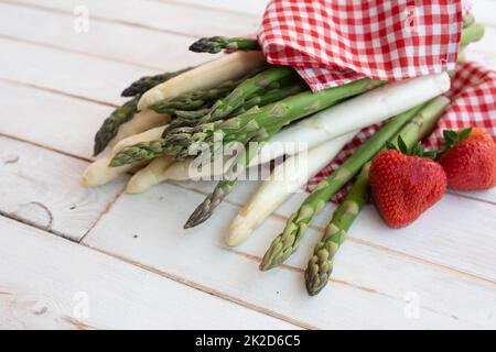 Asperges aux fraises sur bois blanc Banque D'Images