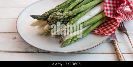 Assiette d'asperges crues mélangées Banque D'Images