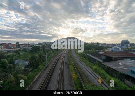 Un chemin de fer menant à la gare Banque D'Images