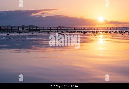 Plage au coucher du soleil à Saint-Malo, angle bas Banque D'Images