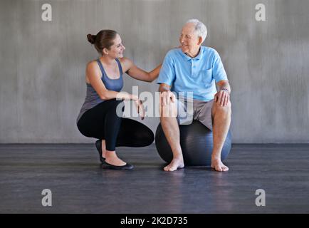 Aider mes patients à récupérer est ma seule priorité. Photo d'un physiothérapeute travaillant avec un homme âgé. Banque D'Images