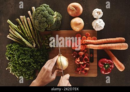 À vos marques, prêts, hachez. Légumes sur une planche à découper. Banque D'Images