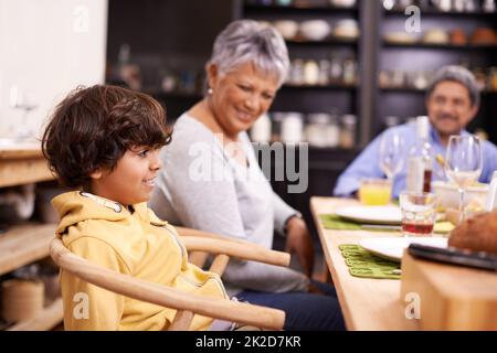 Dîner aux grands-parents et grands-parents. Un bon dîner en famille à la maison. Banque D'Images