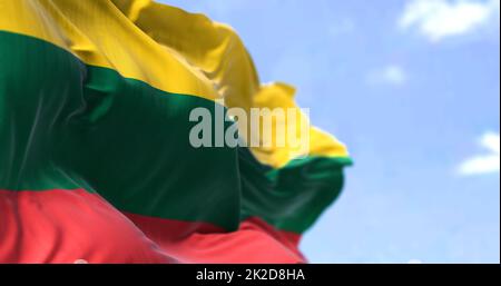 Détail du drapeau national de la Lituanie agitant dans le vent par temps clair Banque D'Images