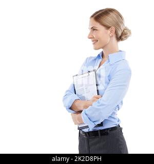 Le succès est dans son avenir. Photo de profil d'une jeune femme d'affaires portant des papiers isolés sur du blanc. Banque D'Images