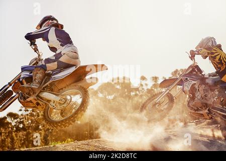 Il est temps d'extraire cette piste. Une photo de deux pilotes de vélo tout terrain sur la piste. Banque D'Images