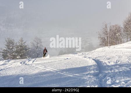 Femme à ski noir ski en bas d'une montagne en norvège Banque D'Images