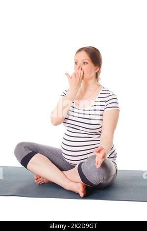 Femme enceinte faisant l'exercice de respiration de yoga Pranayama Banque D'Images