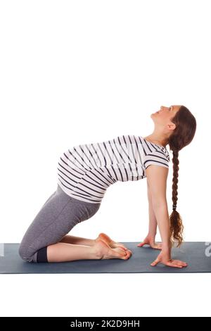 Femme enceinte faisant du yoga asana Ustrasana Banque D'Images