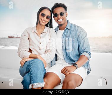 Happy couple on yacht, summer sea travel and monaco ocean in blue sky. Luxury vacation trip to relax, woman with beautiful smile and young rich man Banque D'Images