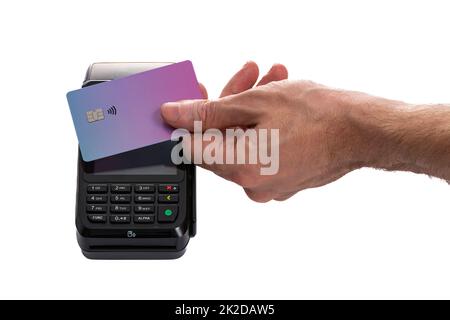 Carte en plastique attachée au terminal de paiement avec la main d'un homme sur un fond blanc isolé Banque D'Images