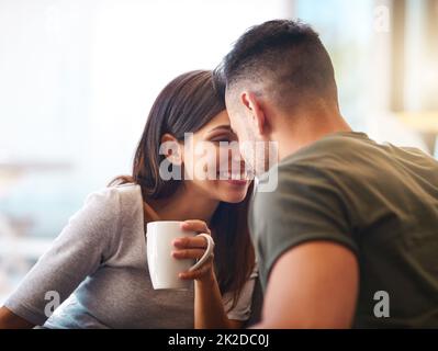 La vie est plus agréable avec vous à mes côtés. Photo d'un jeune couple affectueux qui se détend à la maison. Banque D'Images