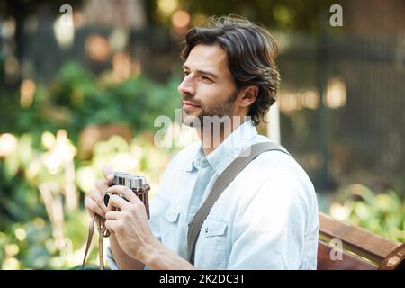 Remplacer la peur de l'inconnu par la curiosité. Photo d'un beau jeune touriste qui a vérifié les sites. Banque D'Images