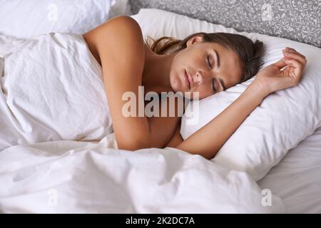 J'ai eu le jour de congé. Photo courte d'une jeune femme attrayante à la maison. Banque D'Images