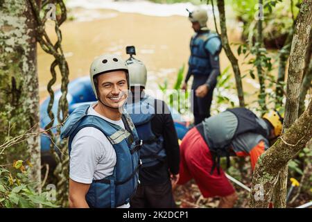 Ces moments ne sont pas facilement oubliés Photo d'un groupe de jeunes amis rafting en eau vive. Banque D'Images