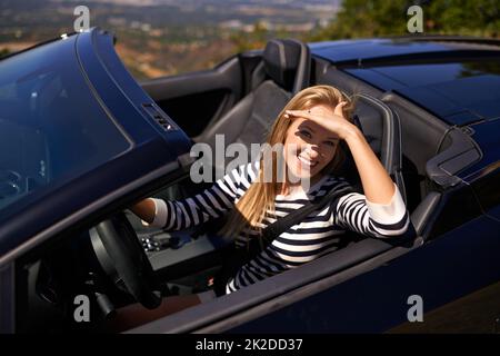 Vous aimez les voitures rapides. Photo d'une jeune femme volant dans une voiture de sport. Banque D'Images