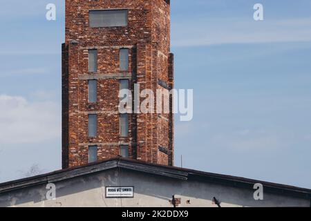 Tour rouge de la mort, site de l'UNESCO avec inscription en langue tchèque 'Ruda vez smrti' un monument national à Dolni Zdar près d'Ostrov, Bohême occidentale, République tchèque Banque D'Images