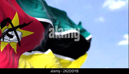 Détail du drapeau national du Mozambique qui agite dans le vent par temps clair Banque D'Images