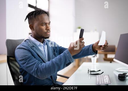 Dépôt de chèques à distance prendre une photo Banque D'Images