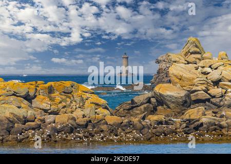 Côte avec Phare du four près d'Argenton en Bretagne, France Banque D'Images