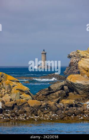 Côte avec Phare du four près d'Argenton en Bretagne, France Banque D'Images