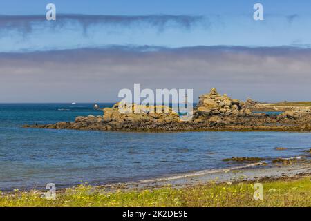 Côte avec Phare du four près d'Argenton en Bretagne, France Banque D'Images