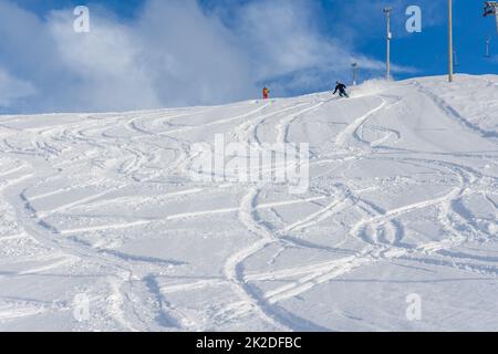 Femme skiant sur une montagne de neige, norvège Banque D'Images