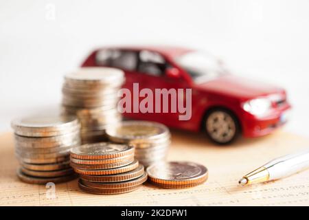 Voiture sur pièces argent, économiser la banque, la finance, le paiement de versement, intérêt de prêt de voiture. Banque D'Images