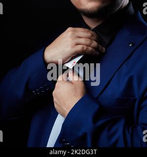 Illusionniste magicien montrant le tour de carte Banque D'Images