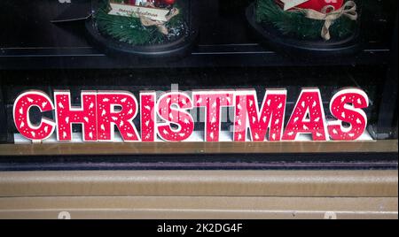 Affiche de décoration de Noël à l'intérieur de la fenêtre du magasin Banque D'Images