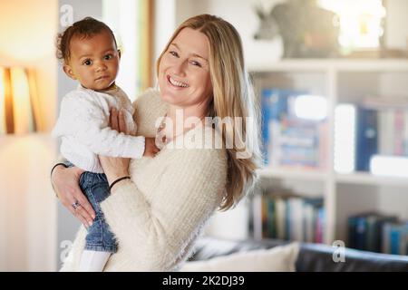 Mes petits paquets de joie. Portrait rogné d'une mère et de son enfant adopté. Banque D'Images