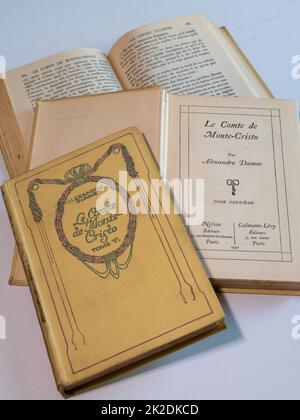 Livres français vintage du Comte de Monte-Cristo Banque D'Images