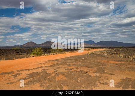 La route traversant la lave Shetani coule à Tsavo West. Banque D'Images