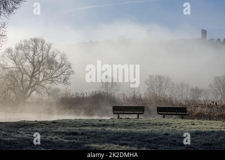 le paysage fluvial de la vallée de werra à herleshausen en début de matinée Banque D'Images