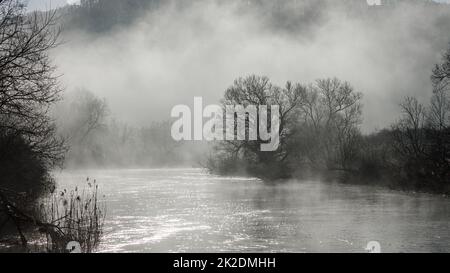 le paysage fluvial de la vallée de werra à herleshausen en début de matinée Banque D'Images