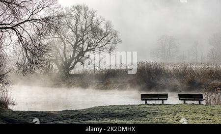 le paysage fluvial de la vallée de werra à herleshausen en début de matinée Banque D'Images