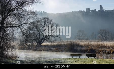 le paysage fluvial de la vallée de werra à herleshausen en début de matinée Banque D'Images