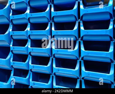 Boîtes en plastique bleu empilées à vendre dans un magasin de quincaillerie. Banque D'Images