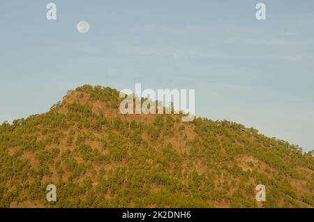 Alsandara Mountain et pleine lune. Banque D'Images