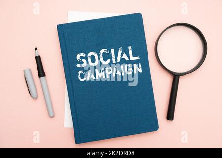 Légende conceptuelle campagne sociale. Concept d'entreprise utilisez la plate-forme de médias sociaux pour améliorer la notoriété de la marque fournitures de bureau sur le bureau avec clavier et lunettes et café pour le travail Banque D'Images