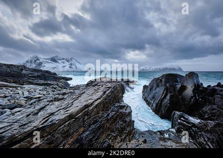 Mer de Norvège vagues sur côte rocheuse de îles Lofoten, Norvège Banque D'Images