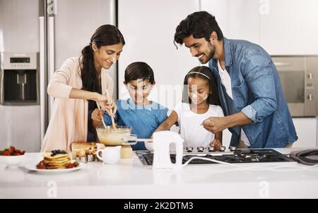 Tout ce que vous aimez Petit-déjeuner familial affectueux dans la cuisine de la maison. Banque D'Images