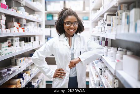 Nous avons tout ce dont vous avez besoin. Portrait court d'une jeune femme pharmacien attirante travaillant dans une pharmacie. Banque D'Images