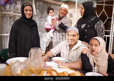 La fin du jeûne. Photo d'une famille musulmane en train de manger ensemble. Banque D'Images