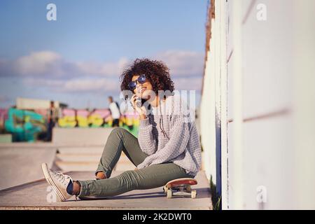 Pourquoi marcher quand vous pouvez skate. Photo d'une jeune femme sur le skateboard dans la ville. Banque D'Images