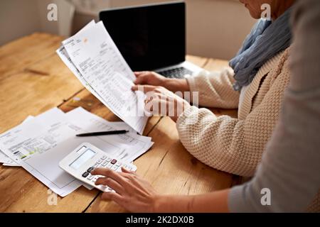 Les numéros suivants sont les suivants. Vue rognée d'une femme âgée recevant de l'aide de sa petite-fille pour ses finances. Banque D'Images