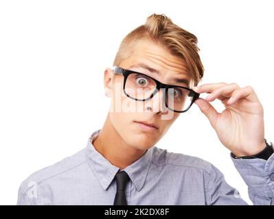 Votre style est choquant. Portrait studio d'un jeune homme expressif portant des lunettes isolées sur le blanc. Banque D'Images