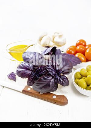 Basilic violet dans le mortier sur la table Banque D'Images